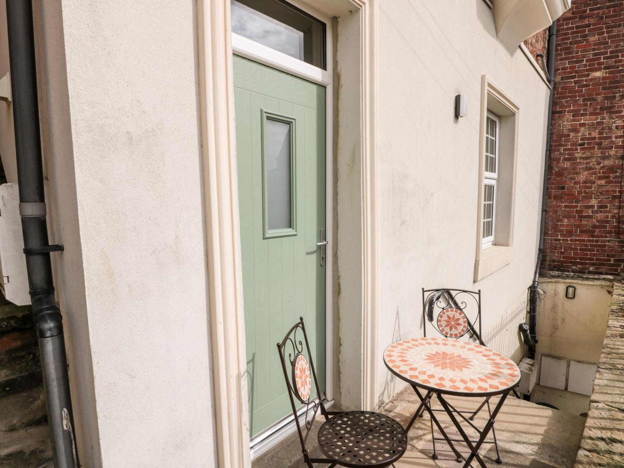 Nutshell Apartment Whitby Exterior photo